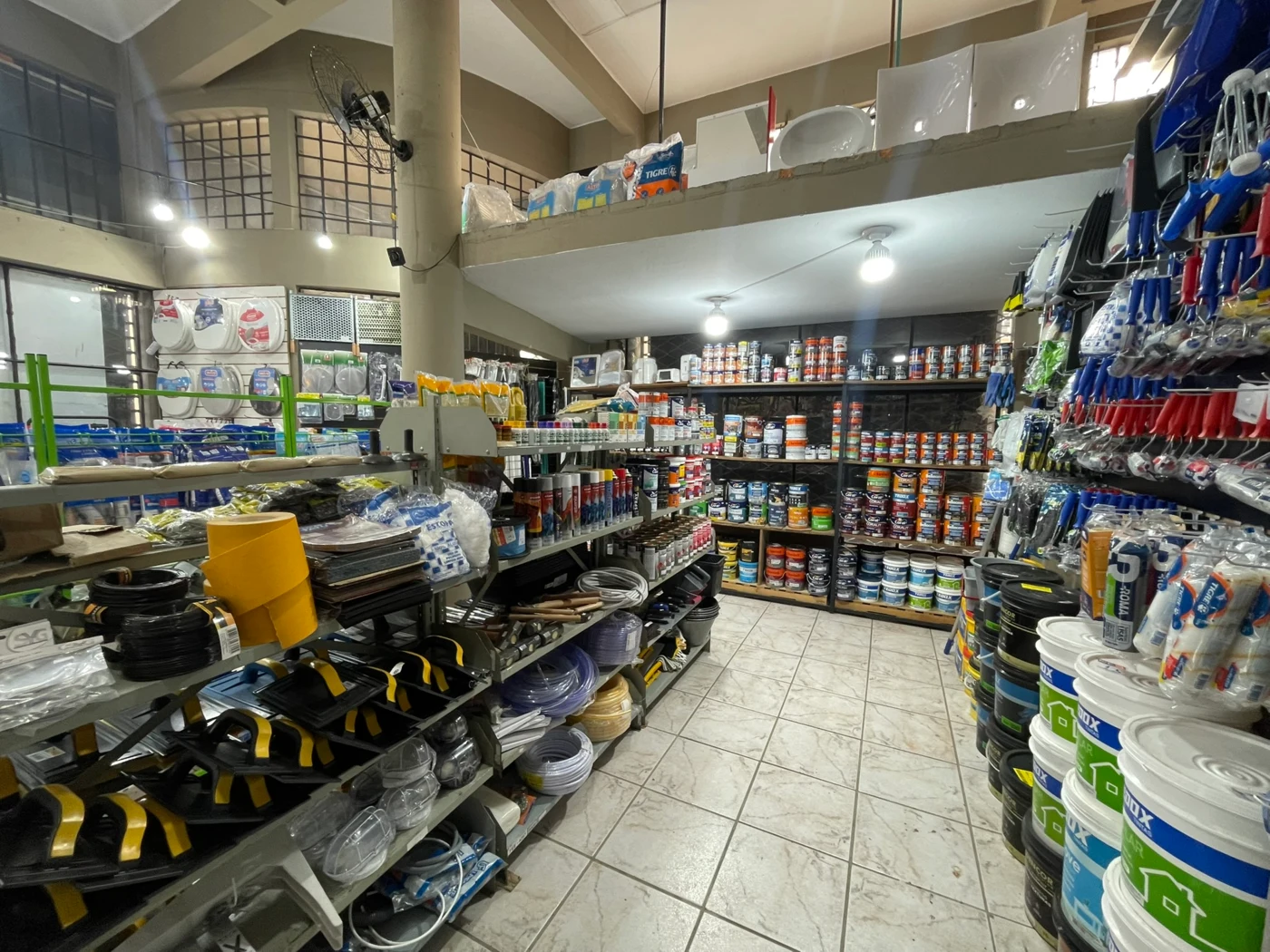 Corredor interno com produtos da loja