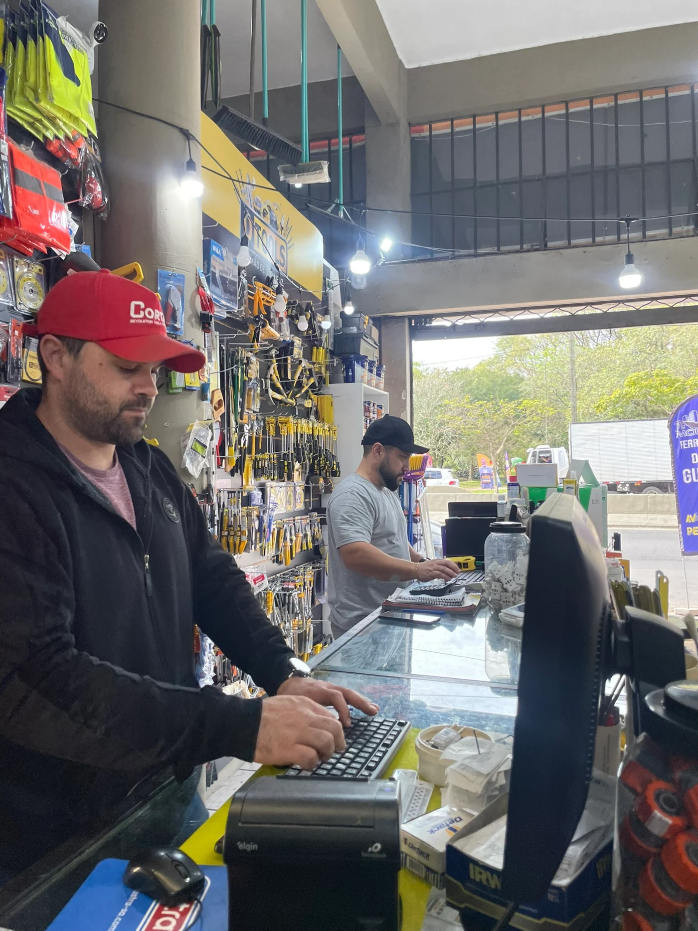 Equipe atendendo no balcão da Ferragem dos Guris Moura